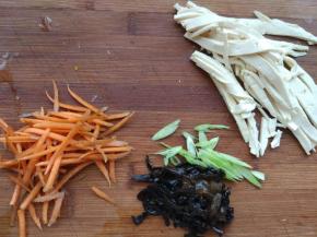 备料，水发木耳、胡萝卜、黄瓜切丝，豆腐切细丝，切葱花儿，鸡蛋搅匀，调水淀粉备用。水淀粉就是淀粉加水调匀。淀粉不能直接加入热汤中，会结块，影响勾芡效果