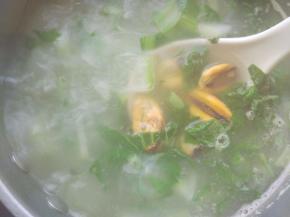 关火，下青口，用余温煮熟即可。青口不要放的太早，煮过了肉质会收缩变紧，影响口感