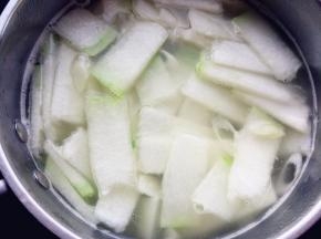 高汤加适量水、盐和葱花，煮沸后放入冬瓜片，煮到八成熟。我用的是清鸡汤的高汤，煮好了冻在冰箱里，可以保存两个月。如果没有高汤，用清水加盐，生抽，鸡粉调味也可以。或者用家乐浓汤宝也行。