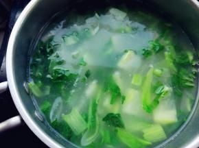 下焯好的小白菜，稍煮十秒