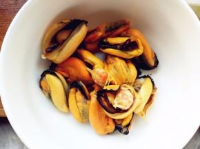 海虹洗净，隔水蒸到八成熟，取肉（里面的软壳寄居蟹味道也很美哒）。也可以把青口洗净，连壳放入汤中煮，耗时更长一些，且外壳要互相搓洗干净，咸度不好掌握。