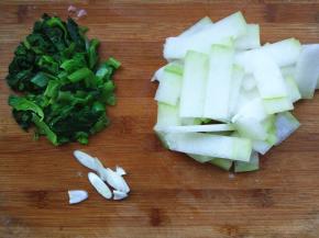 冬瓜洗净，刮皮，切厚片。小白菜洗净，焯水，切段