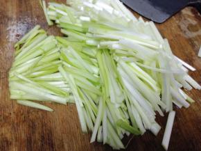 先把韭黄洗净切段备用