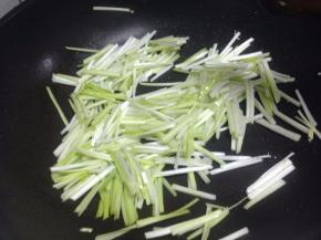 锅倒入适量的油。放入韭黄翻炒