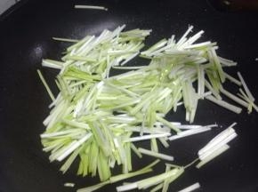 锅倒入适量的油。放入韭黄翻炒