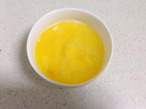 把鸡蛋打到碗里打成蛋液