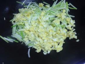 翻炒一会，把滑好的鸡蛋倒入炒匀