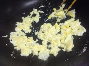 锅里倒入油，把蛋液加入用筷子快速滑好盛出备用