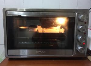 放入预热好的烤箱，上火120度，下火120度低温烘烤70分钟即可！牙签插到蛋糕中间没蛋糕带出来就是表示熟了（实际温度以自家烤箱为准)，一般蛋糕是先膨胀再回缩再烤5-10分钟差不多熟了，多做几次就会掌握了！每家烤箱不一样要看自家烤箱自行调节 我给的只是参考温度哦！
