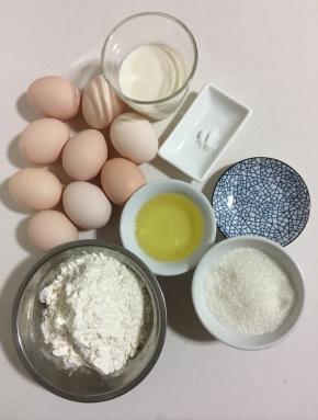 准备好所需的材料:
低筋面粉160克，牛奶115克，玉米油50克，鸡蛋(每个鸡蛋65克左右)9个，白糖100克，白醋2滴，盐1克！