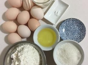 准备好所需的材料:
低筋面粉160克，牛奶115克，玉米油50克，鸡蛋(每个鸡蛋65克左右)9个，白糖100克，白醋2滴，盐1克！