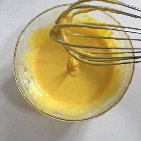 用手抽不规则搅拌均匀！切忌打圈搅拌面糊，以免面糊起筋！
