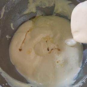 倒入植物油再次翻拌均匀