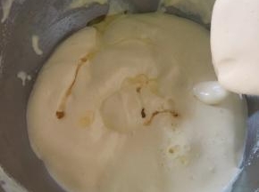 倒入植物油再次翻拌均匀