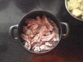 把排骨放入坤博砂锅中。