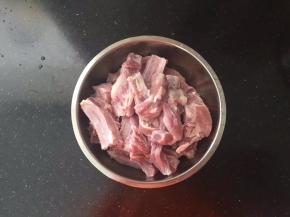 排骨斩段泡出血水后沥干水分备用。