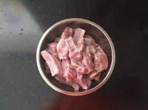 排骨斩段泡出血水后沥干水分备用。