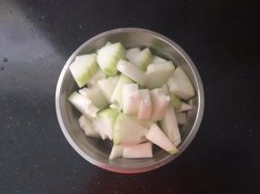 冬瓜去皮洗净切成块备用。