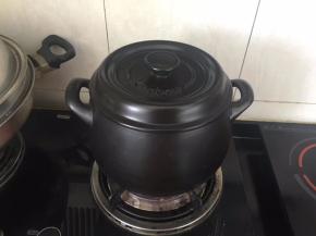 转小火继续煲20分钟后放入适量的盐调味即可。