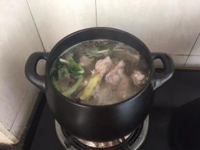 放在燃气灶上大火煮沸，转中小火慢煲30分钟。