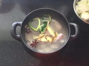 倒入适量的清水。