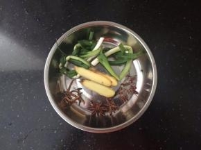 准备好配料中的冬虫夏草、八角、葱结、姜片、花椒。