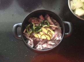 放入配料。
