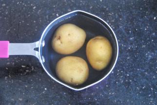 土豆冷水煮10分钟左右，直到筷子能穿透即可