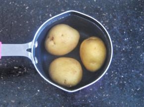 土豆冷水煮10分钟左右，直到筷子能穿透即可
