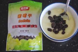 加入加州葡萄干，少许盐和罗勒叶拌匀