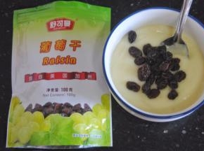 加入加州葡萄干，少许盐和罗勒叶拌匀