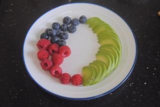 水果洗净切片摆盘