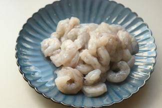 室温解冻，清洗一下，沥干水分待用。