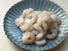 室温解冻，清洗一下，沥干水分待用。