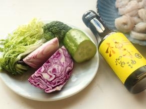 准备好蔬菜，自己喜欢吃的就好，沙拉就是随意搭配。