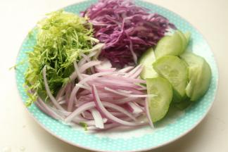 可直接食用的蔬菜全部切丝或者片，根据自己习惯就好，苦菊拆小朵。