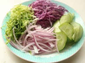 可直接食用的蔬菜全部切丝或者片，根据自己习惯就好，苦菊拆小朵。
