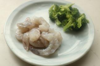 西兰花也拆小朵，分出需要的虾仁的量，这两样要单独处理一下。