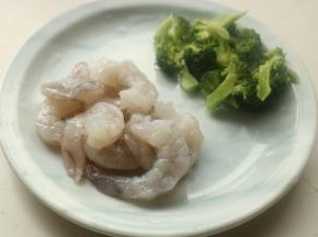 西兰花也拆小朵，分出需要的虾仁的量，这两样要单独处理一下。