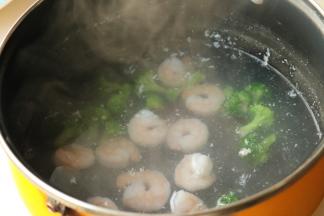 汤锅加水烧开，下入少许盐和油调味，放入虾仁和西兰花绰烫30秒。