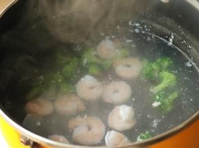 汤锅加水烧开，下入少许盐和油调味，放入虾仁和西兰花绰烫30秒。