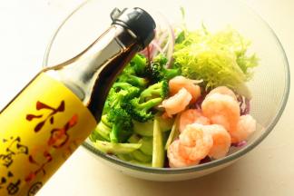 加入柚子酱油，又伊鲜柚子酱油适合凉拌佐餐，如果是炒菜蒸鱼就等出锅后放入。