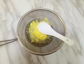 鸡蛋凉水下锅，水沸后煮8分钟，捞出放凉水冷却，取蛋黄在筛子上过筛，用勺子按压使蛋黄通过筛网，成为蛋黄细末