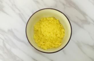 过筛好的蛋黄细末