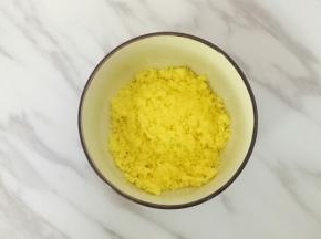 过筛好的蛋黄细末