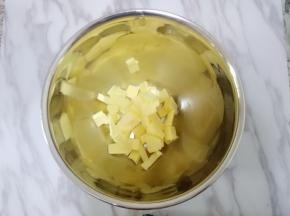 黄油切小粒，室温软化