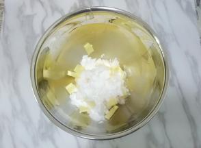 加糖粉和盐，打发到体积稍微膨大