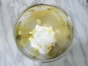 加糖粉和盐，打发到体积稍微膨大