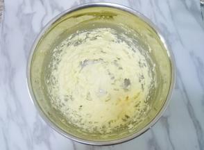 用打蛋器打发至体积膨大，颜色变浅，呈蓬松状态