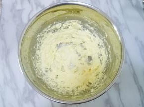 用打蛋器打发至体积膨大，颜色变浅，呈蓬松状态